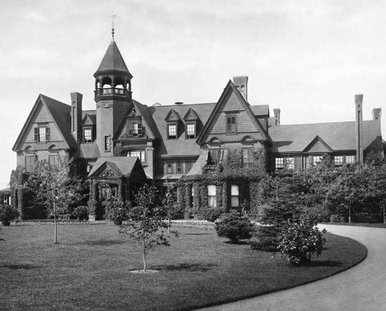 The original Breakers mansion in 1887, before the house burned down in 1892 and Cornelius Vanderbilt rebuilt it in its current form.