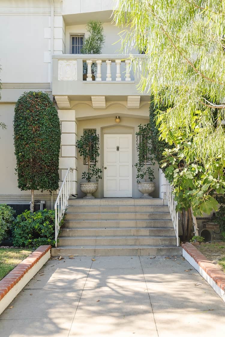 entrance to the Chateau Beachwood at 2203 N Beachwood
