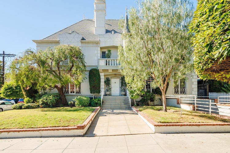 Chateau Beachwood, a 10-unit complex that was home to many prominent celebrities.