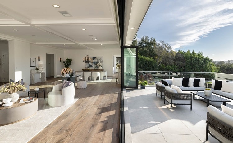 indoor-outdoor living with a sliding glass partition 