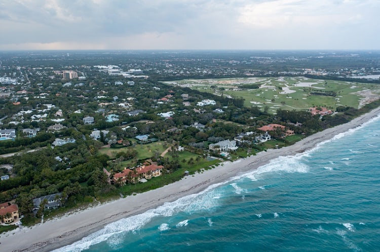 Aerial view of Larry Ellison's mansion in Florida, with the ocean in front of it