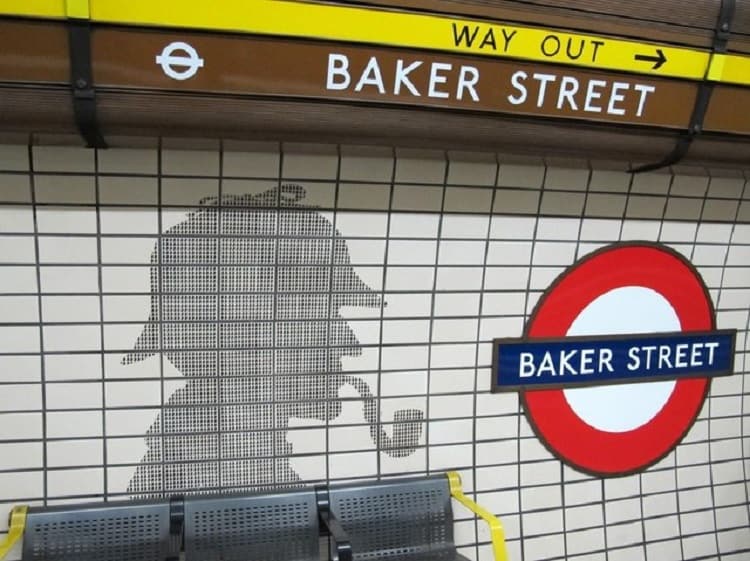 subway in the UK showing the outline of a Sherlock Holmes drawing and the name of Baker Street