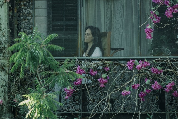 Annabeth Gish as Deirdre Mayfair on the porch of the Mayfair Witches house in Season 1, Episode 1.