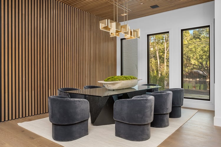 dining room with round chairs