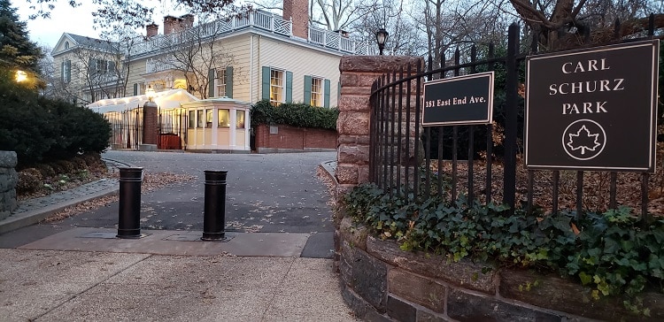 entrance to Gracie Mansion NYC