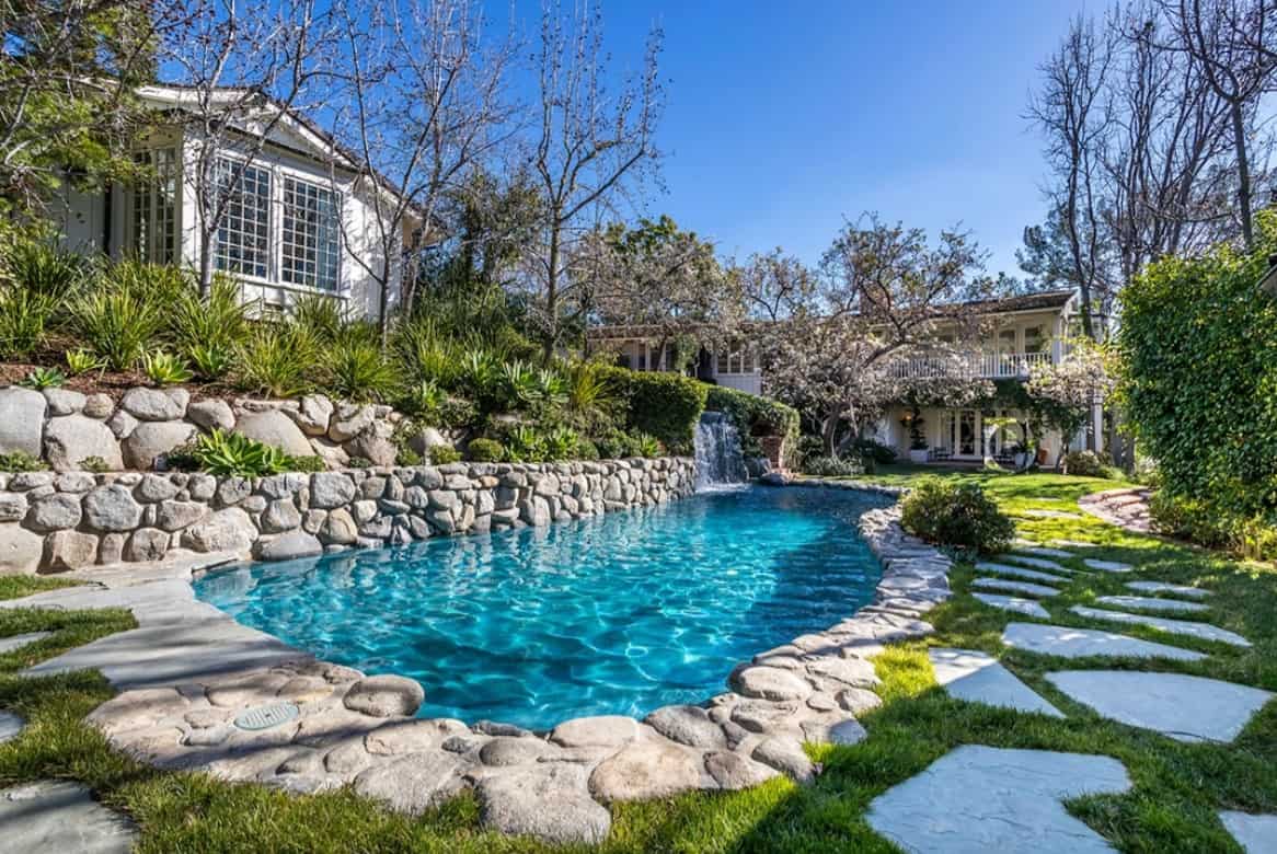 outdoor area and pool of Jim Carrey's house