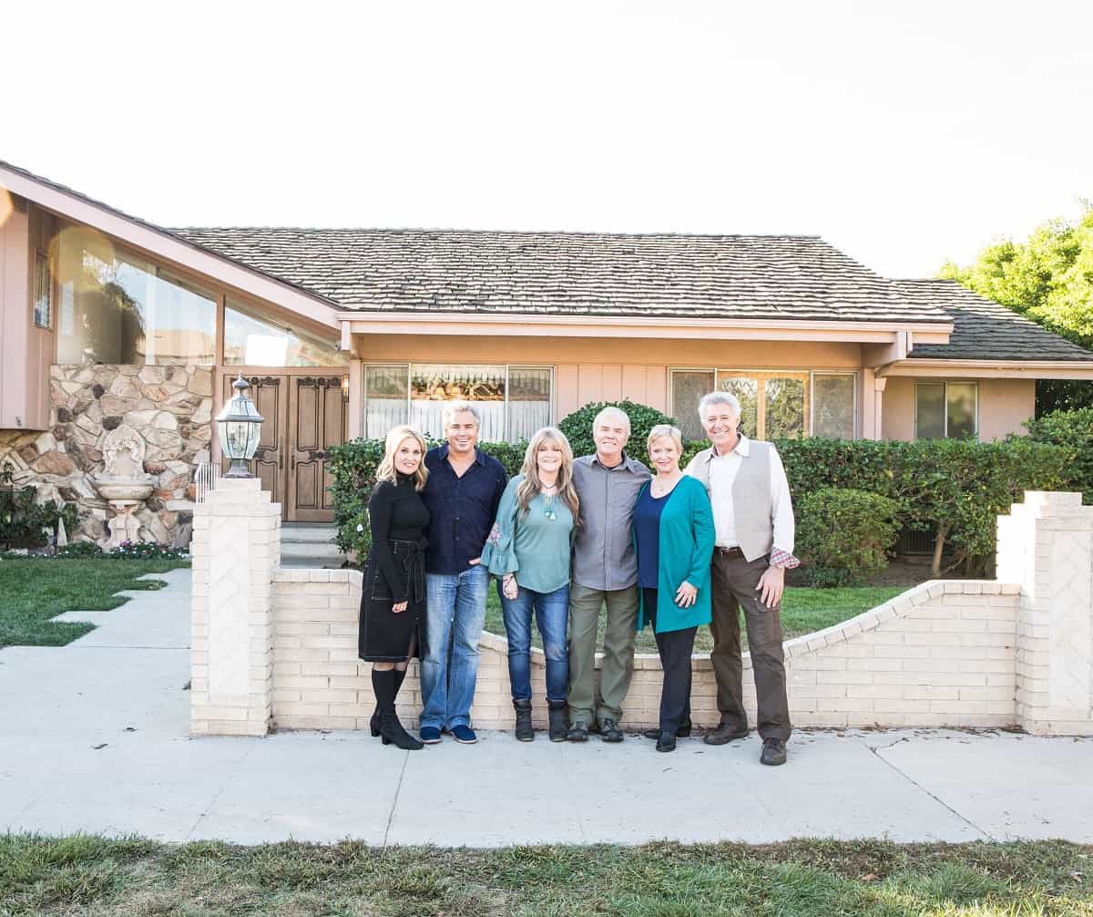 Brady Bunch cast: (left to right) Maureen McCormack / Marsha Brady, Christopher Knight / Peter Brady, Susan Olsen / Cindy Brady, Mike Lookinland / Bobby Brady, Eve Plumb / Jan Brady & Barry Williams / Greg Brady in front of the original Brady home