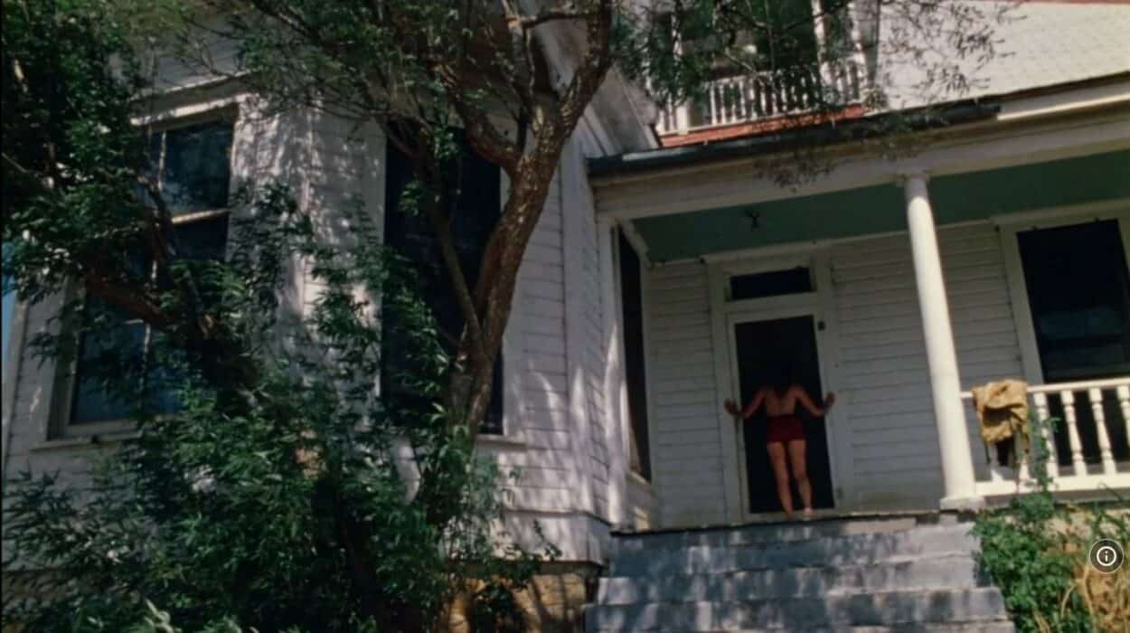 scene filmed outside of The Texas Chainsaw Massacre house