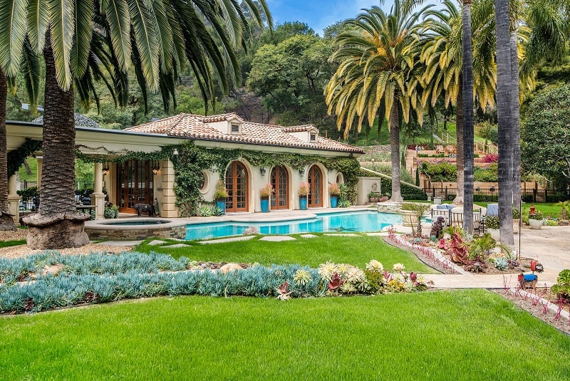 The pool house on Paris' property, which comes with its own kitchen and is surrounded by palm trees and lots of greenery