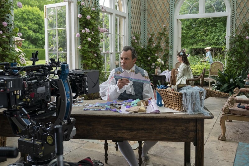 Keir Charles as Lord Ledger, Connie Jenkins-Greig as Young Violet in episode 105 of Queen Charlotte: A Bridgerton Story. 