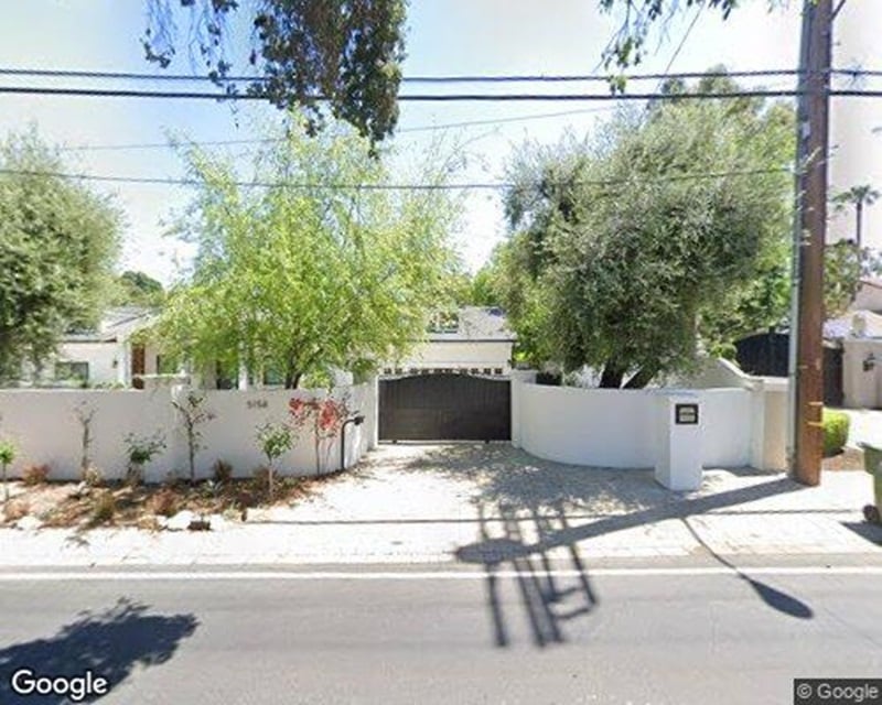 Streetview image of the Clueless house located at 5148 Louise Ave in Encino, CA, a luxury suburban home with white exteriors and a tall gate