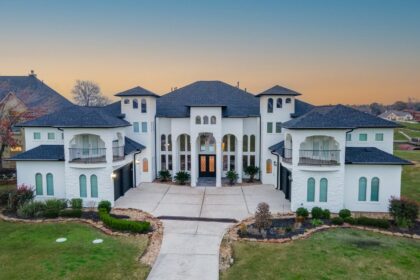 A stately house in Montgomery, TX next to Lake Conroe. Photo credit: Jerzy Carranza, Arresting Motion