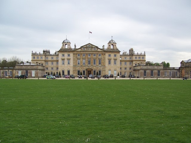 The Badminton House in Gloucestershire, UK served as filming location for Halstead Manor in The Gentlemen. Photo credit: Trish Steel, CC BY-SA 2.0, via Wikimedia Commons