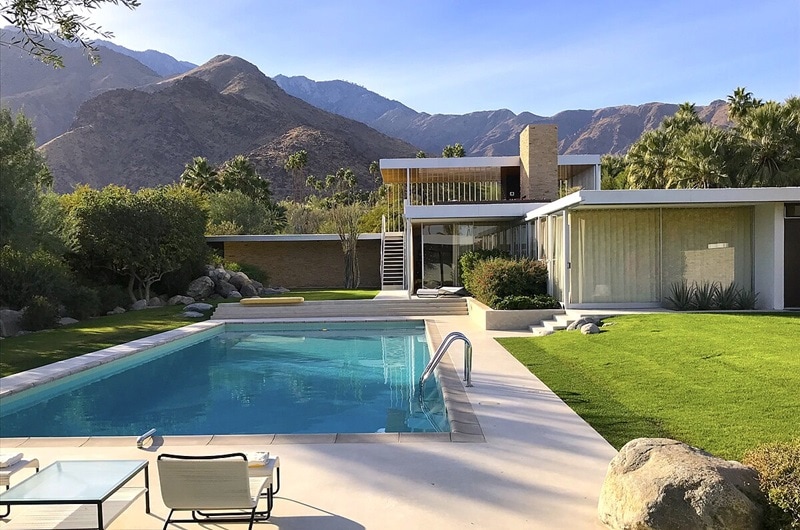 The pool and backyard of the iconic Kaufmann House - also known as the Kaufmann Desert House - used as filming location for Frank's house in Don't Worry Darling.