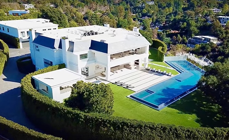 Ben Affleck and Jennifer Lopez's house in Los Angeles, with the pool in front. The pool itself is said to be the biggest zero-edge pool in all of Beverly Hills. 