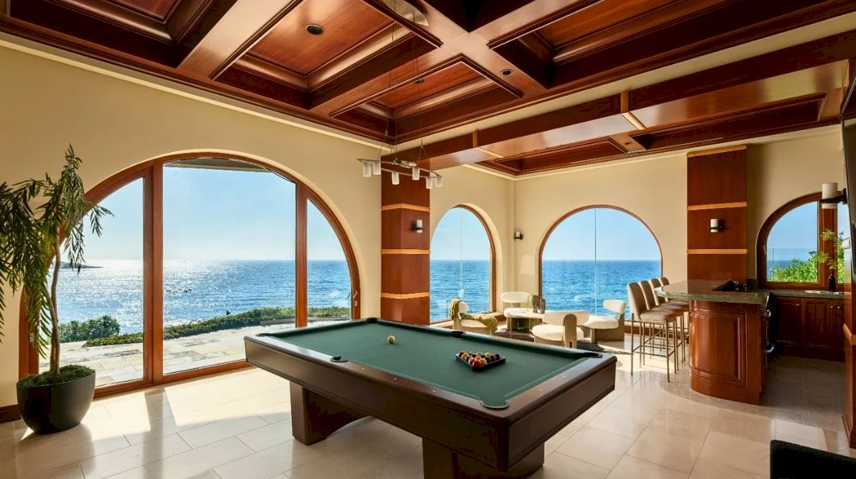 One of just eight homes on La Jolla’s Billionaire’s Bluff lists for $21.5M