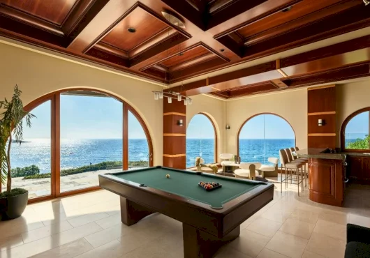 One of just eight homes on La Jolla’s Billionaire’s Bluff lists for $21.5M